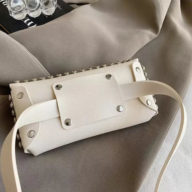 BOLSO CORREA TACHES NEGRO
