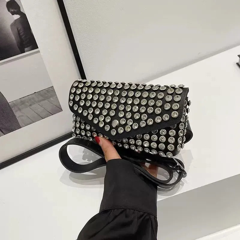 BOLSO CORREA TACHES NEGRO
